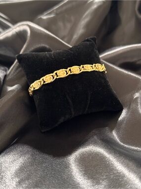 Gold-Tone Bracelet Feat. Pattern of Oval Links Flattened into a Twisted Design